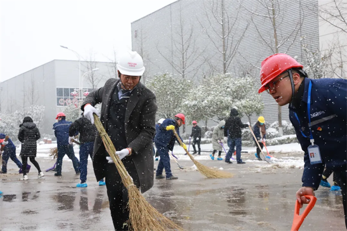 点赞！扫雪除冰，他们是最美的景致